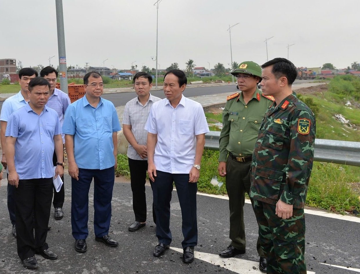 Ông Lê Tiến Châu (áo trắng) - Ủy viên Trung ương Đảng, Bí thư Thành ủy Hải Phòng kiểm tra công tác phòng chống bão Wipha tại Đặc khu Cát Hải. Ảnh: Phan Tuấn.