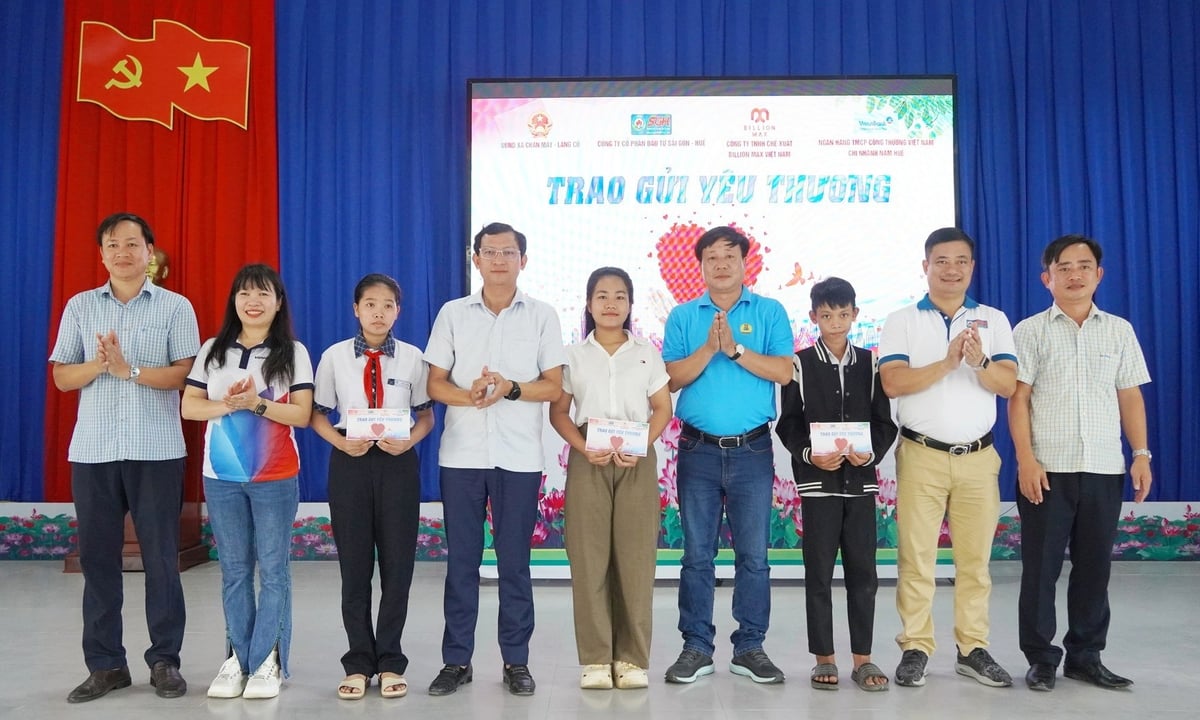 Trao học bổng và quà tặng cho học sinh nghèo, gia đình có hoàn cảnh khó khăn. Ảnh: V.D.