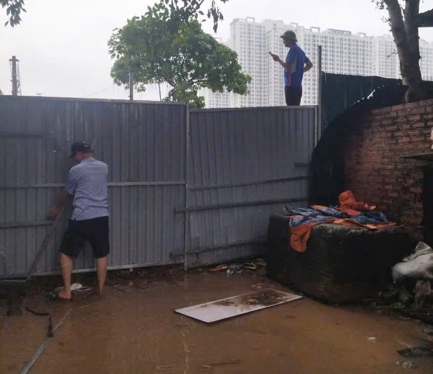 Đường vào nghĩa trang Trần Hưng bị Công ty VIGEBA rào chắn vào đầu tháng 7/2025. Ảnh: Người dân cung cấp. Đường vào nghĩa trang Trần Hưng bị Công ty VIGEBA rào chắn vào đầu tháng 7/2025. Ảnh: Người dân cung cấp.