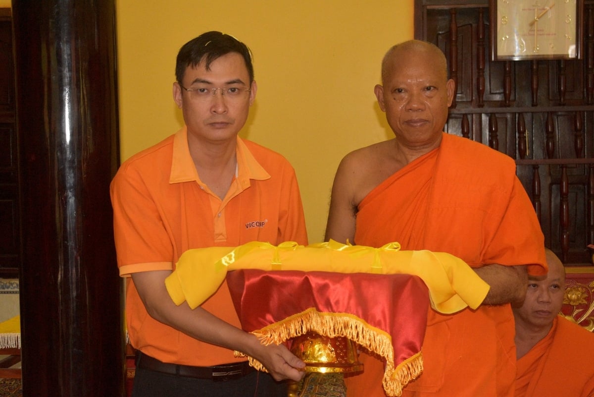 Hòa thượng Thạch Thảo, trụ trì chùa KanDal giao sắc tôn vinh công đức cố Đại lão Hòa thượng Thạch Sô của Hội đoàn kết sư sãi yêu nước huyện Cầu Kè (cũ) cho anh Trần Duy Linh. Ảnh: Minh Đảm. Hòa thượng Thạch Thảo, trụ trì chùa KanDal giao sắc tôn vinh công đức cố Đại lão Hòa thượng Thạch Sô của Hội đoàn kết sư sãi yêu nước huyện Cầu Kè (cũ) cho anh Trần Duy Linh. Ảnh: Minh Đảm.