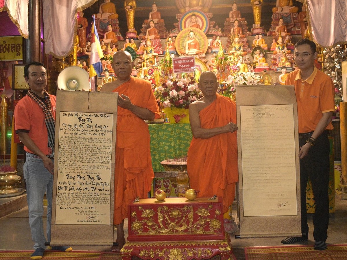Hòa thượng Thạch Sok Xane (thứ hai từ phải sang), trụ trì chùa Âng và Hòa thượng Thạch Thảo giao bảng truy tôn cho Bảng tàng dừa sáp Trà Vinh giữ. Ảnh: Minh Đảm. Hòa thượng Thạch Sok Xane (thứ hai từ phải sang), trụ trì chùa Âng và Hòa thượng Thạch Thảo giao bảng truy tôn cho Bảng tàng dừa sáp Trà Vinh giữ. Ảnh: Minh Đảm.