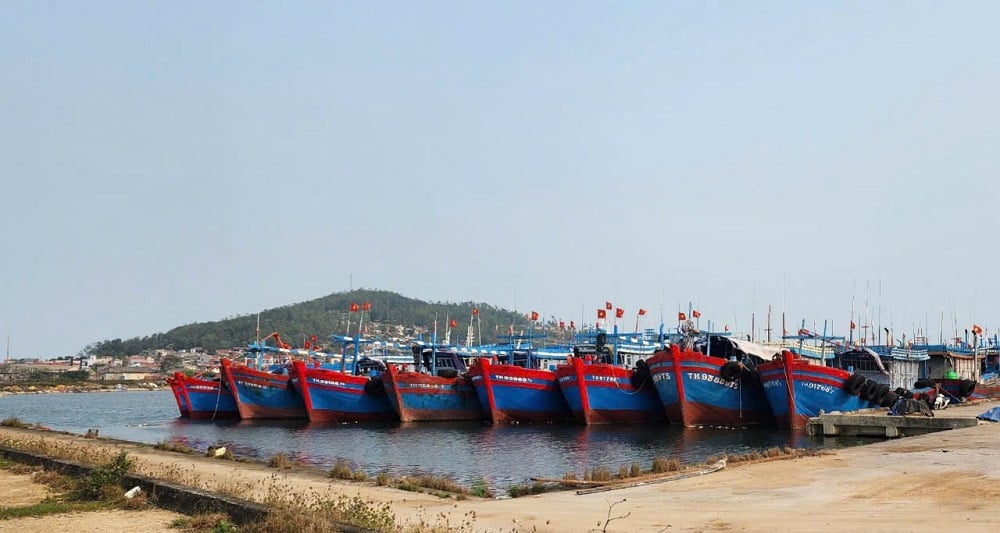 Kêu gọi, kiểm đếm, hướng dẫn tàu thuyền thoát ra khỏi vùng nguy hiểm về tránh trú tại nơi an toàn. Ảnh: Thu Thủy. Kêu gọi, kiểm đếm, hướng dẫn tàu thuyền thoát ra khỏi vùng nguy hiểm về tránh trú tại nơi an toàn. Ảnh: Thu Thủy.
