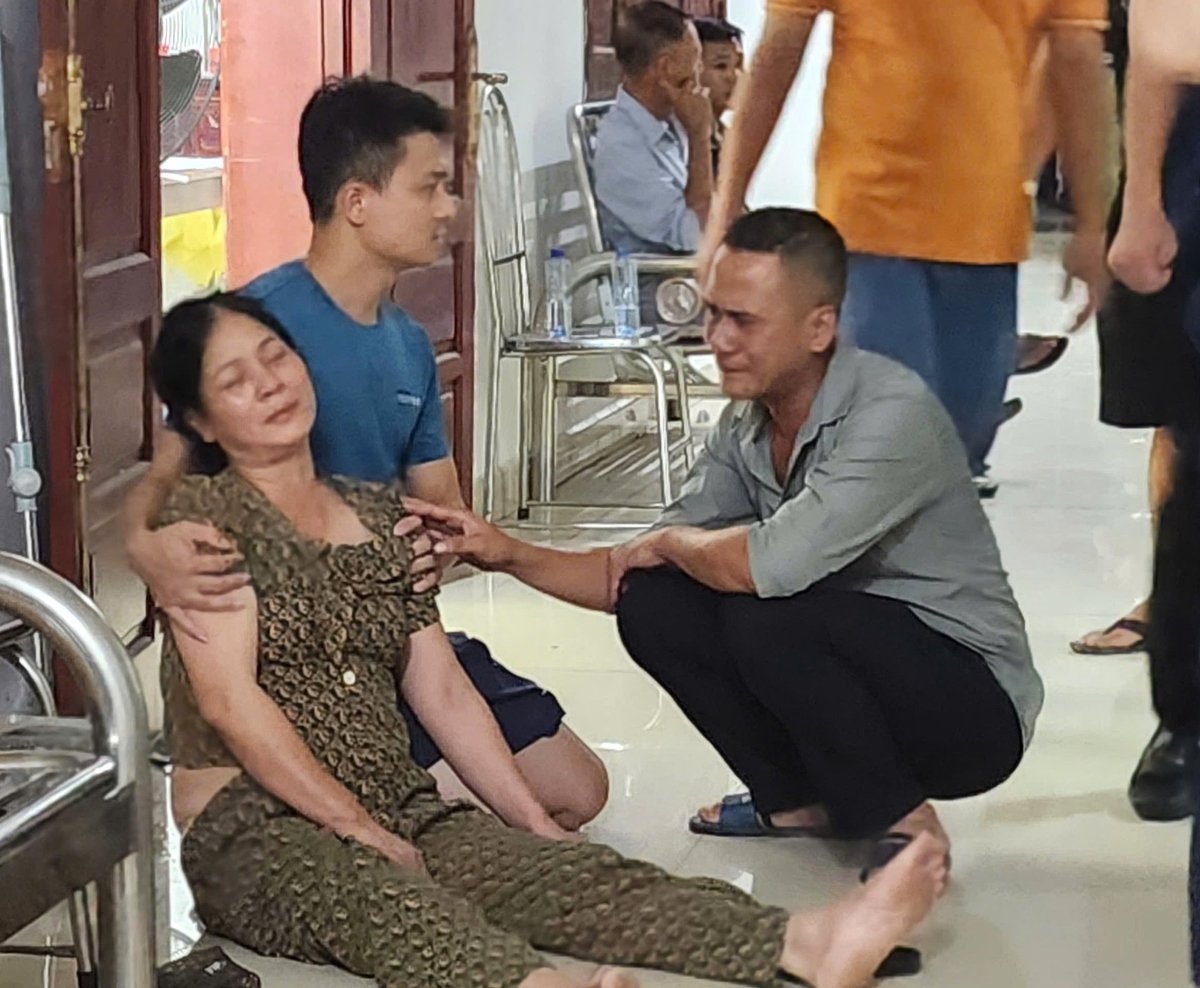 Người thân nạn nhân trong vụ chìm tàu không thể đứng vững khi nhận được tin xấu. Ảnh: Cường Vũ.