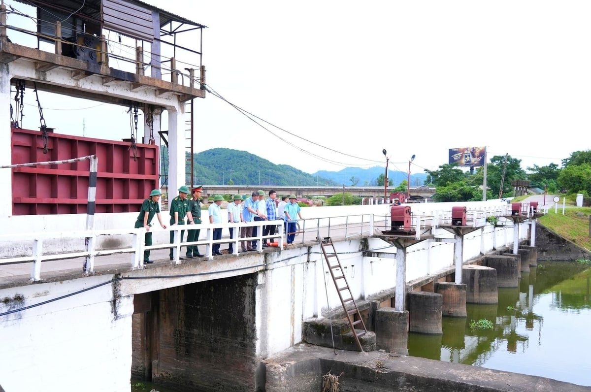 Đoàn kiểm tra của tỉnh Nghệ An tại Bara Bến Thủy chiều ngày 20/7. Ảnh: Thành Cường.