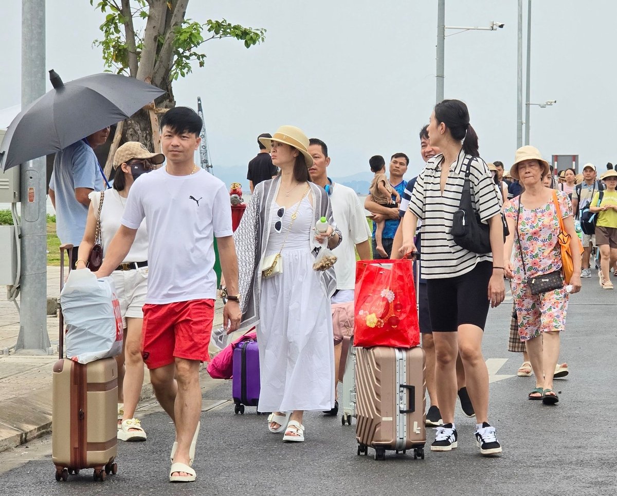 Khách du lịch được thông báo rời đảo Cát Bà trở vào đất liền để tránh bão Wipha. Ảnh: Đinh Mười.