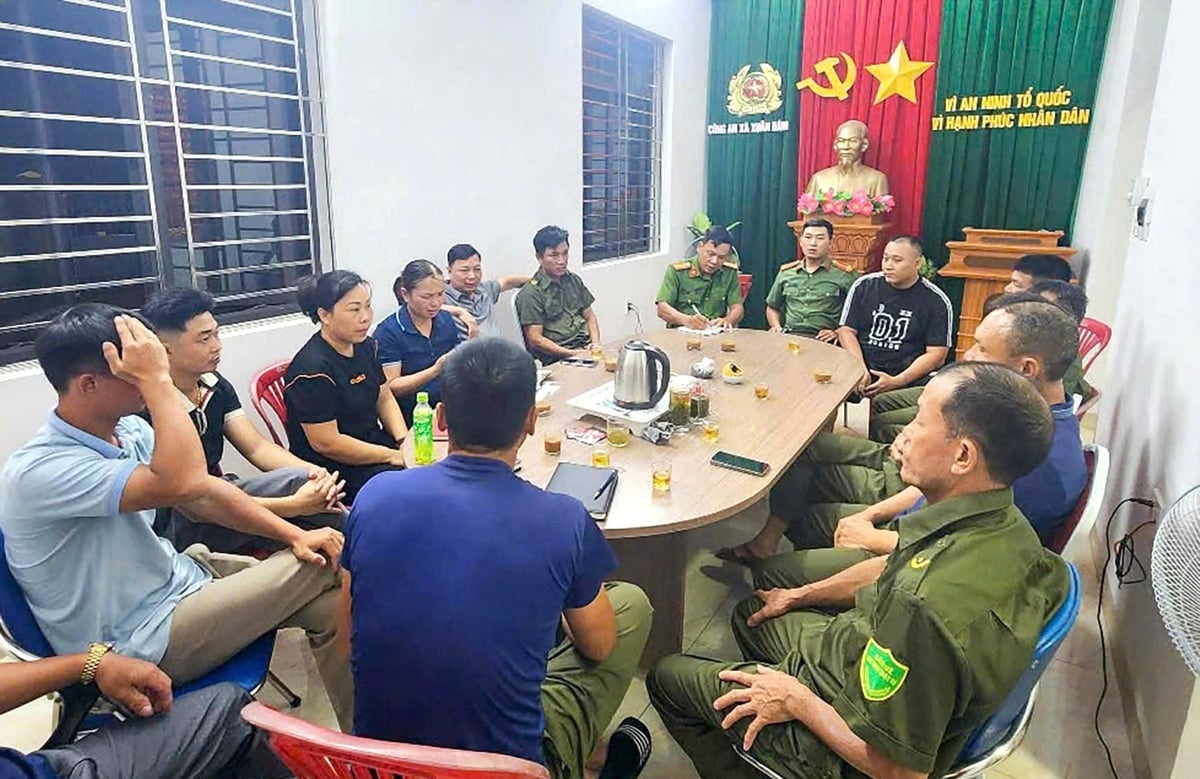 Họp bàn phương án ứng phó bão WIPHA tại Xuân Đám, Đặc khu Cát Hải tối 19/7. Ảnh: Xuân Thủy.