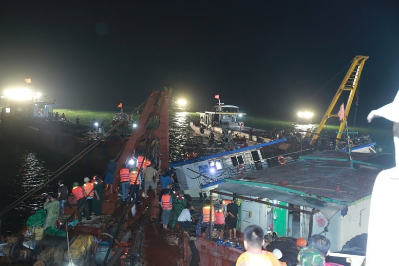 Lực lượng chức năng triển khai tìm kiếm nạn nhân trong vụ tai nạn lật tàu tại Quảng Ninh. Ảnh: VGP.