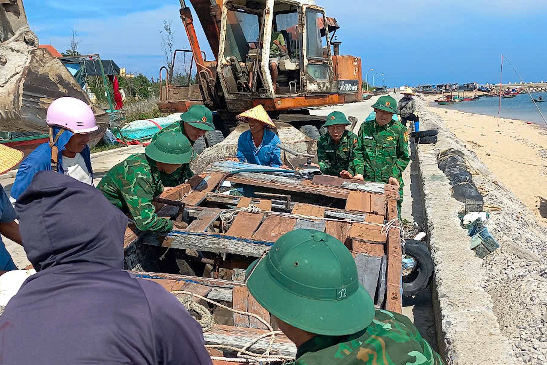 Border guard forces assist local residents in securing boats and seeking shelter from the storm. Photo: Tram Bau / Hai Phong City Portal.