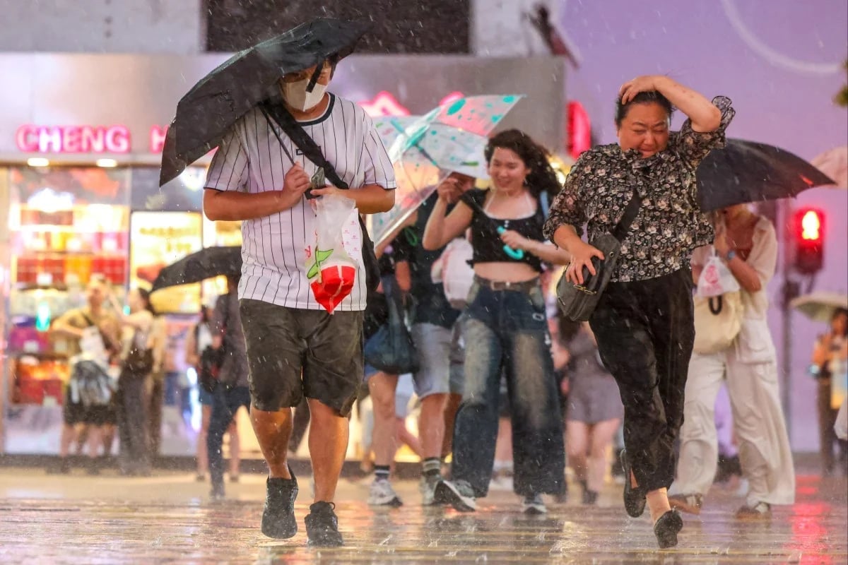Hong Kong đã ban hành cảnh báo bão cao nhất khi cơn bão Wipha. Ảnh: Nora Tam.