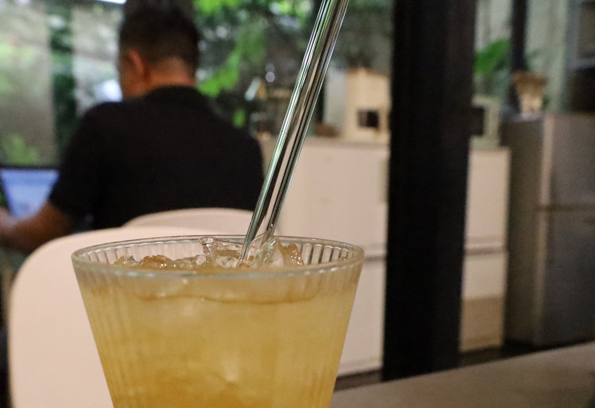 Nhiều quán cà phê, nhà hàng đã sử dụng ống hút thủy tinh, ống hút gạo... để thay thế cho ống hút bằng nhựa dùng một lần. Ảnh: Hoàng Hiền.