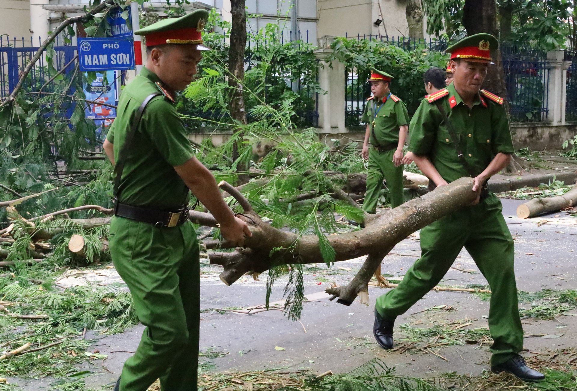 Nhiều cành cây to chắn ngang đường khiến công tác dọn dẹp gặp khó khăn. Ảnh: Hoàng Hiền.