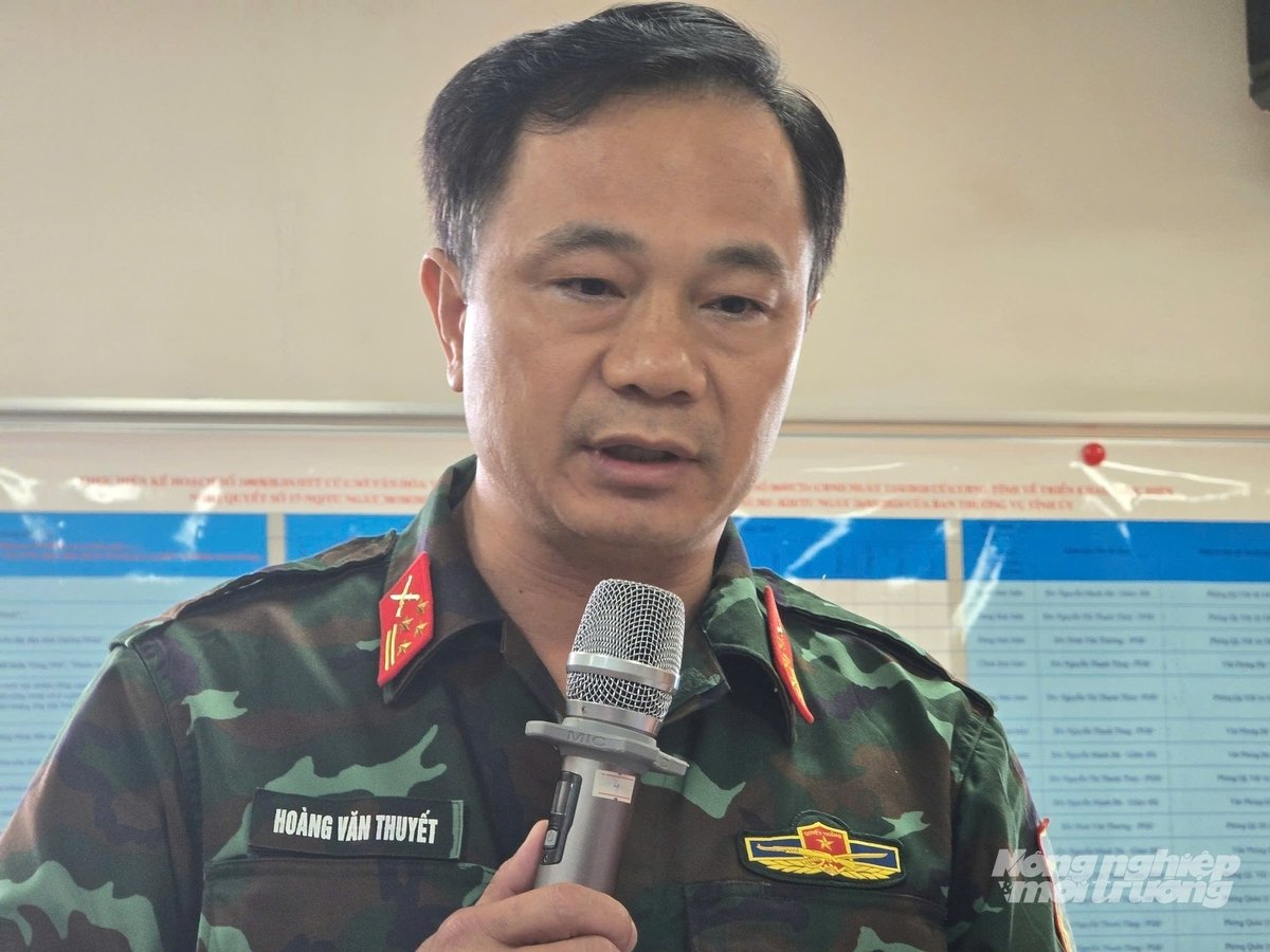 Đại tá Hoàng Văn Thuyết thông tin về quá trình cứu hộ tàu đắm. Ảnh: Cường Vũ. 