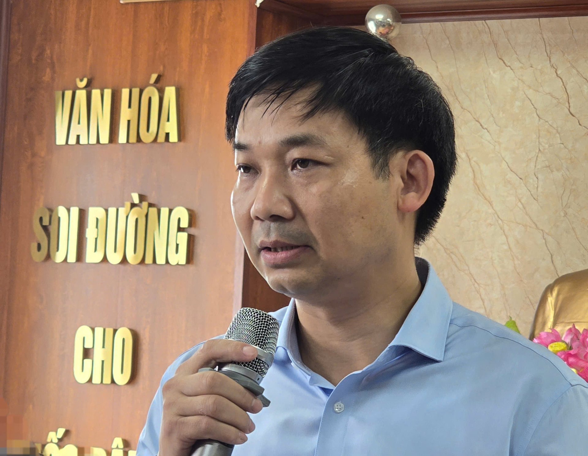 Ông Nguyễn Văn Công, Phó Chủ tịch UBND tỉnh Quảng Ninh, chủ trì buổi họp báo thông tin về vụ đắm tàu du lịch trên vịnh Hạ Long.
