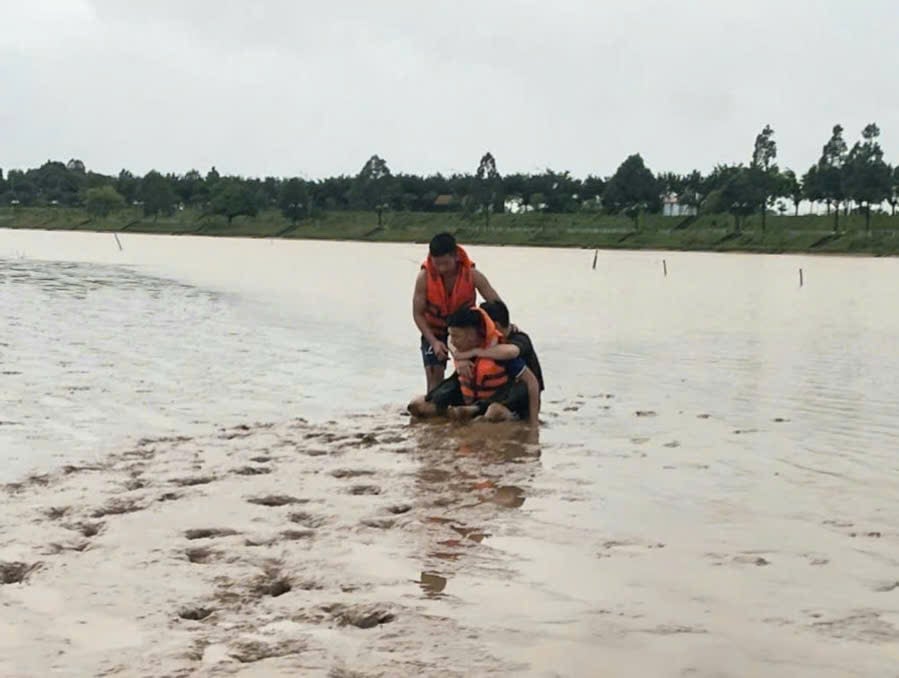 Lực lượng Công an tỉnh Quảng Ngãi giải cứu thành công hai nạn nhân đuối nước trên sông Đăk Bla. Ảnh: ĐL. 
