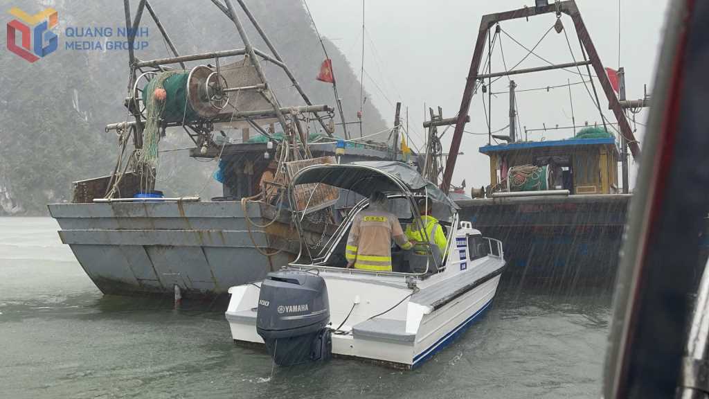 Functional forces call on vessels to move to safe storm shelters. Photo: Hong Viet / Quang Ninh City Portal.
