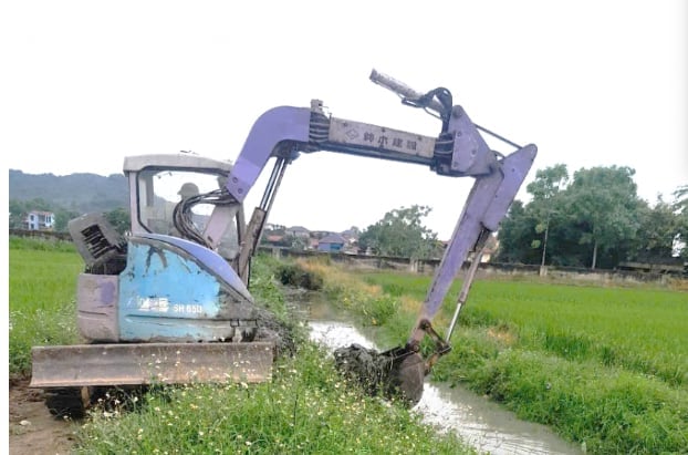 Đơn vị thủy lợi thực hiện nạo vét kênh mương, khơi thông dòng chảy. Ảnh: Quốc Toản.
