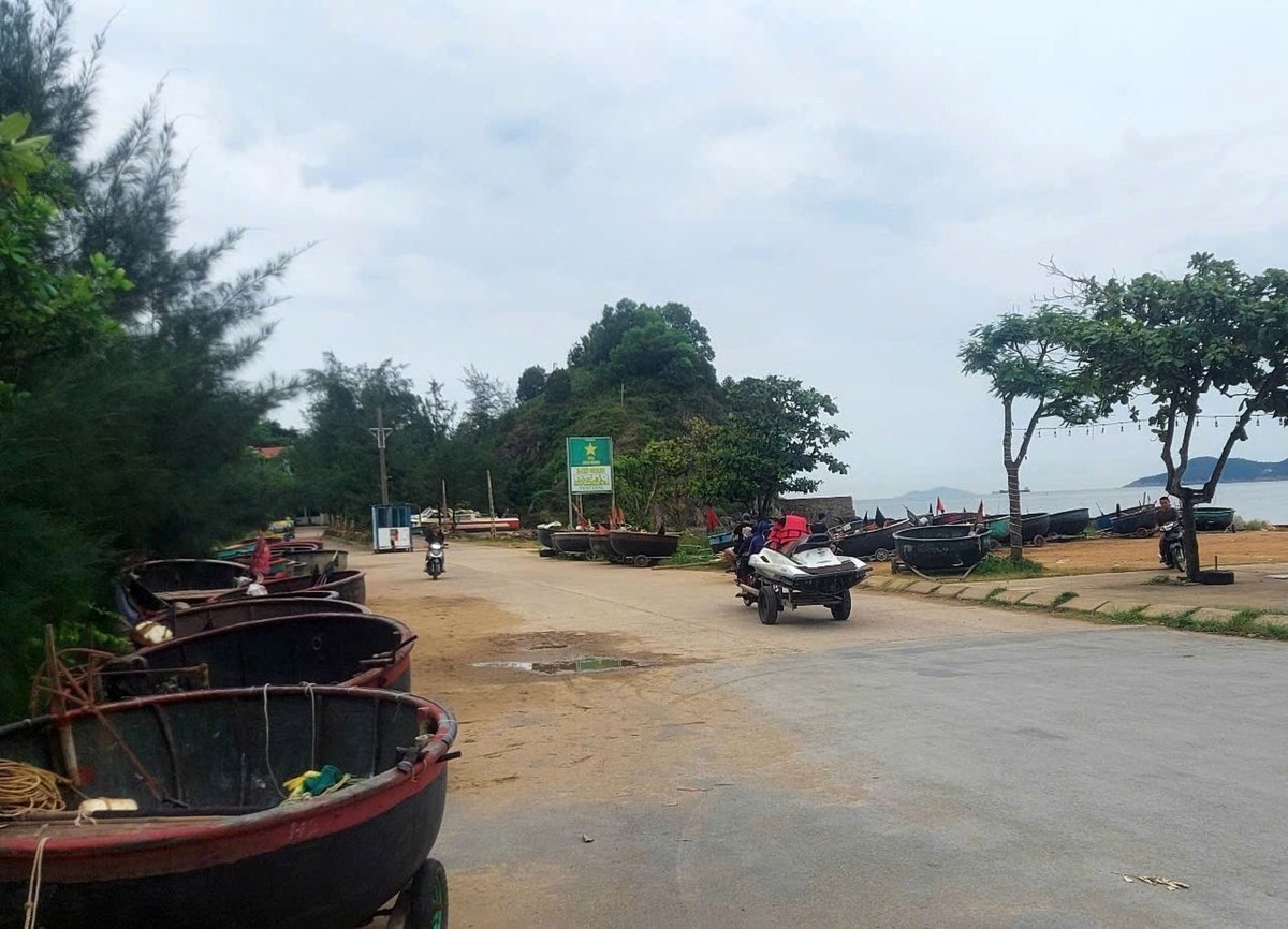 Người dân phường Cửa Lò đã kéo hết thuyền thúng, bè mảng lên bờ trong chiều ngày 20/7 để đảm bảo an toàn nếu bão đổ bộ. Ảnh: Đình Tiệp.