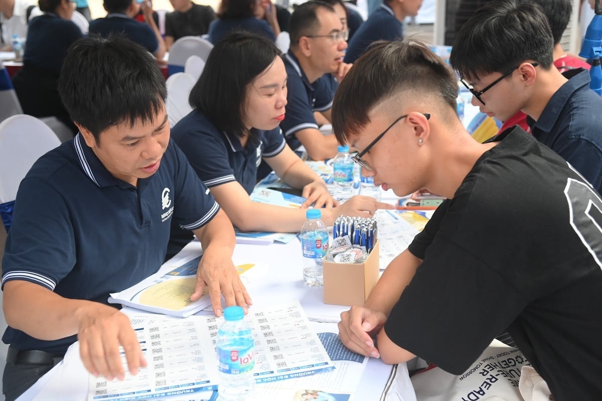 Đội ngũ cán bộ, giảng viên trực tiếp tư vấn, hỗ trợ lựa chọn ngành học phù hợp với điểm thi, sở thích và xu hướng nghề nghiệp trong tương lai. Ảnh: EPU.