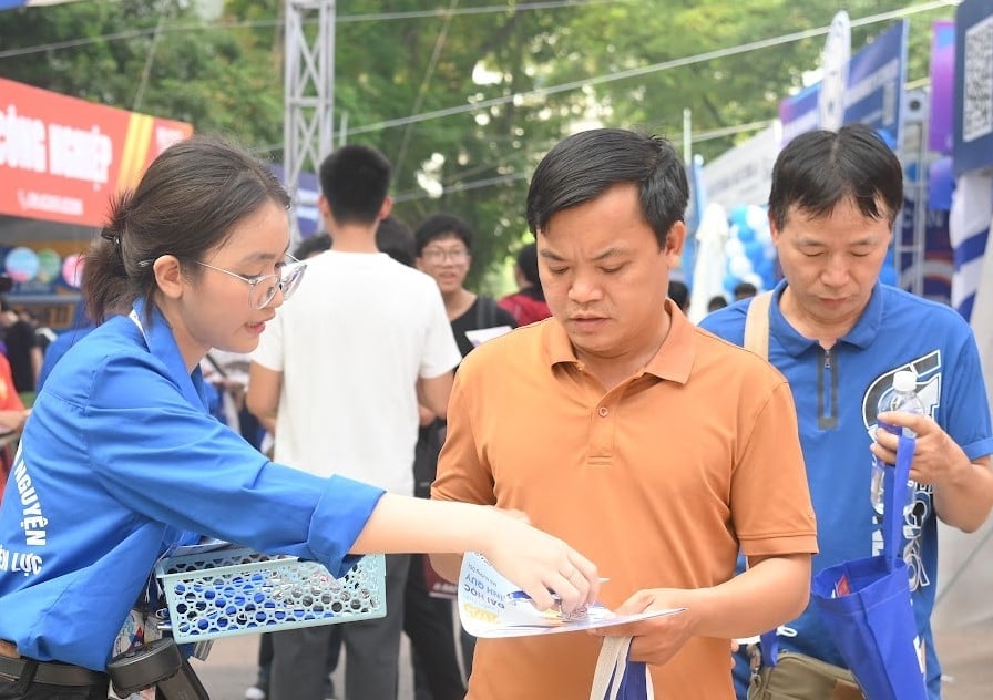 Sinh viên tình nguyện trực tiếp tư vấn, hỗ trợ lựa chọn ngành học phù hợp với điểm thi. Ảnh: EPU.