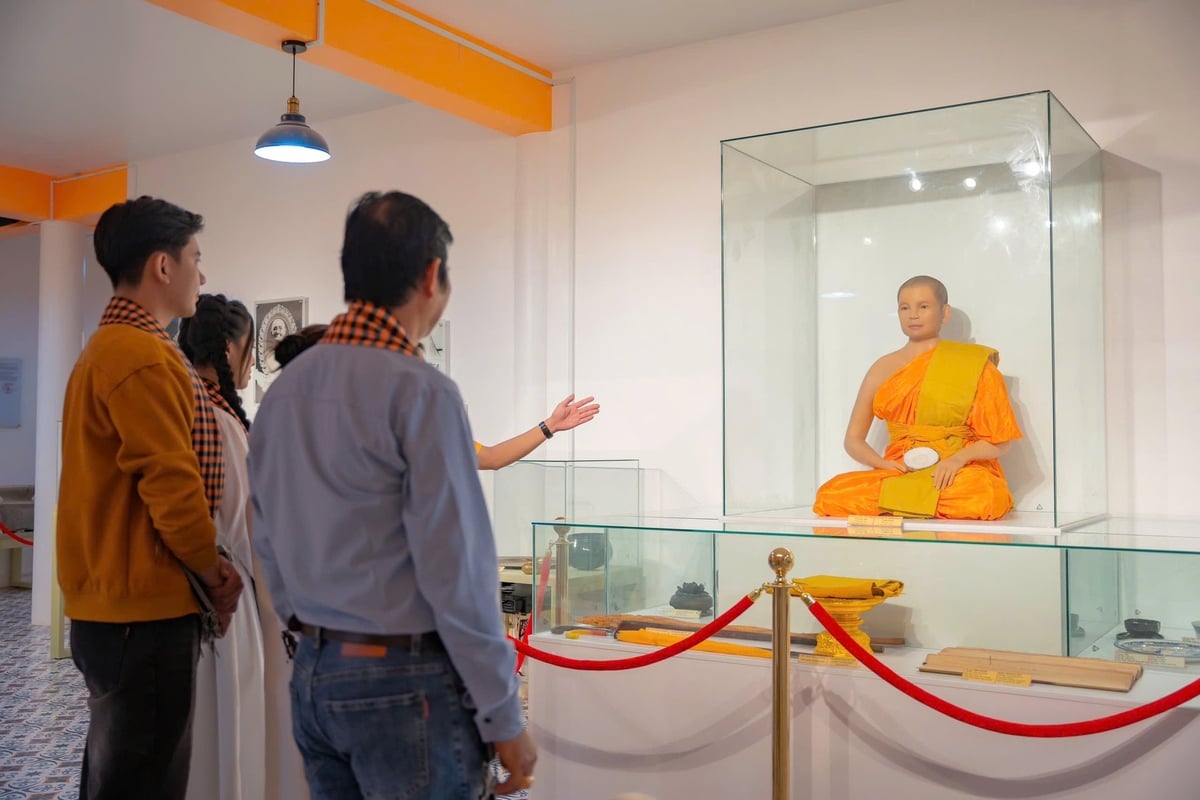 Tượng sáp cố Đại lão Hòa thượng Thạch Sô tại Bảo tàng dừa sáp Trà Vinh. Ảnh: Ngọc Tú. Tượng sáp cố Đại lão Hòa thượng Thạch Sô tại Bảo tàng dừa sáp Trà Vinh. Ảnh: Ngọc Tú.