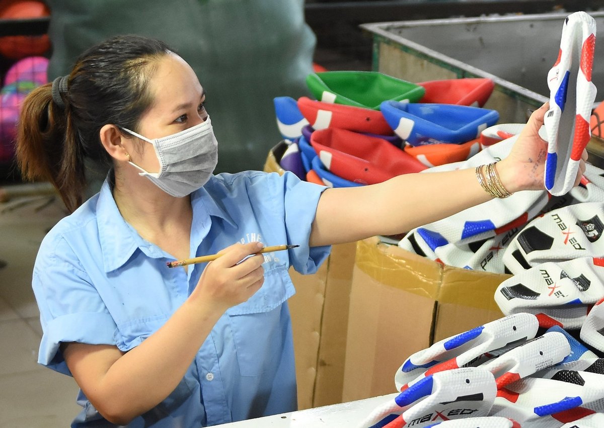 Sản xuất bóng thể thao Geru Star tại Công ty Cổ phần Thể thao GERU, thành viên của VRG. Ảnh: VRG.