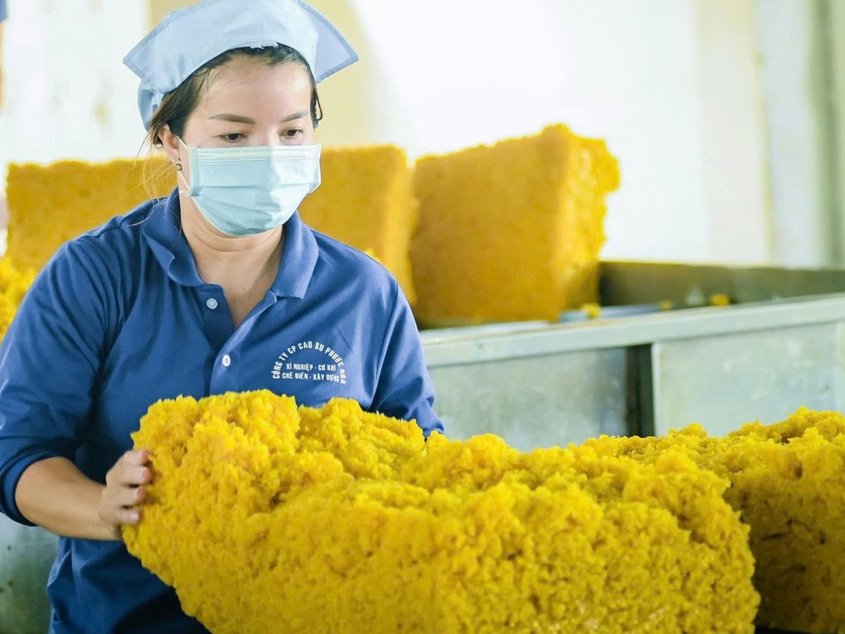 Công nhân chế biến mủ cao su tại một nhà máy của VRG. Ảnh: VRG.