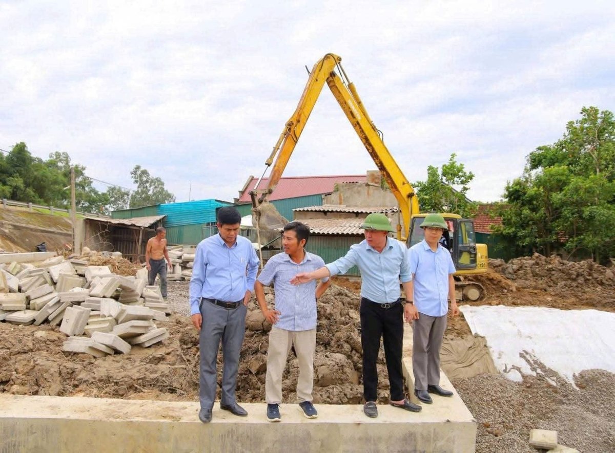 Lãnh đạo xã Lam Thành (thuộc huyện Hưng Nguyên cũ) đi kiểm tra thực tế công tác phòng, chống cơn bão số 3. Ảnh: Hữu Hà.