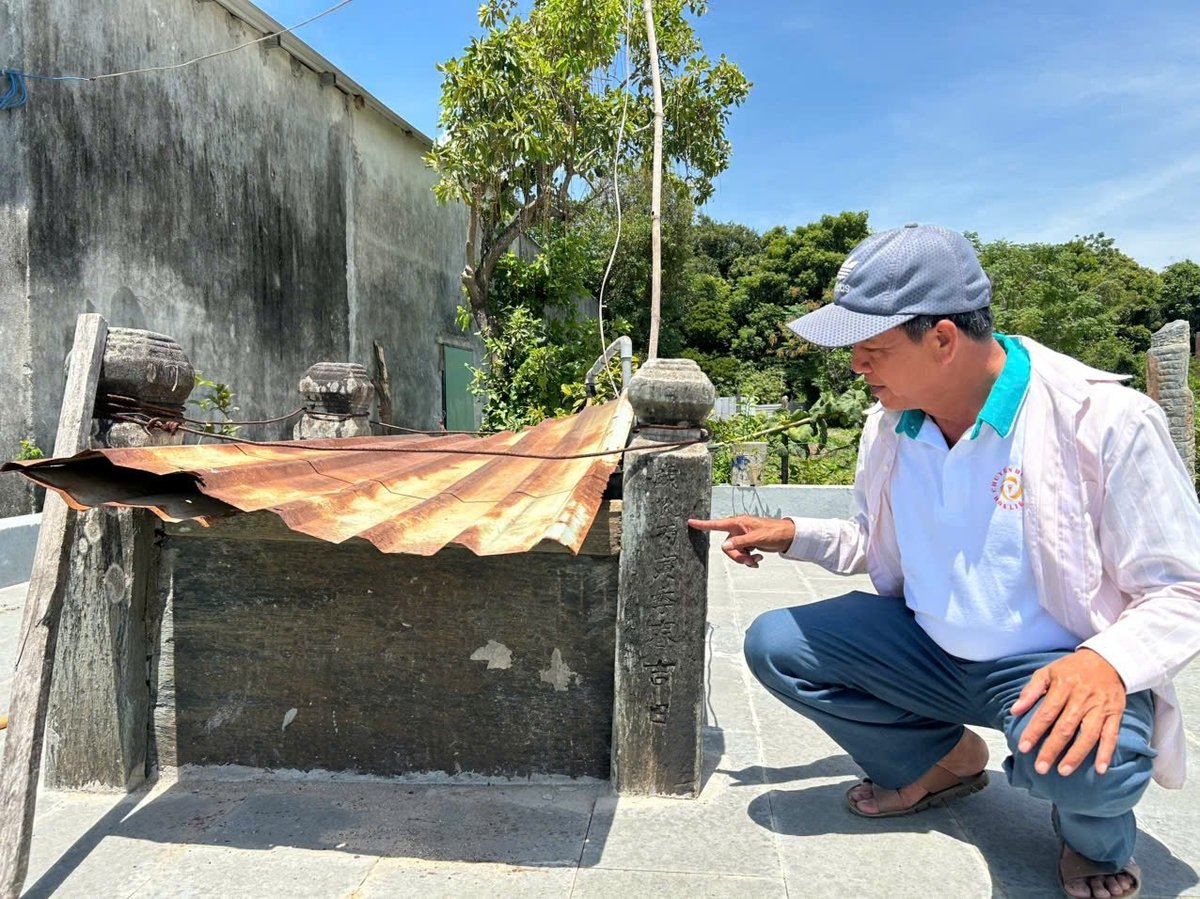 Ông Hà Thúc Vinh bên giếng cổ Chăm trong làng Trung Sơn. Ảnh: Lan Anh Ông Hà Thúc Vinh bên giếng cổ Chăm trong làng Trung Sơn. Ảnh: Lan Anh