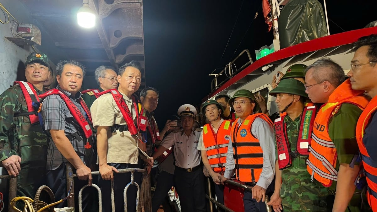 Phó Thủ tướng Trần Hồng Hà (thứ 3 từ trái sang - hàng đầu) trực tiếp chỉ đạo phương án lật tàu để tìm kiếm nạn nhân. Ảnh: Thành Nguyễn.