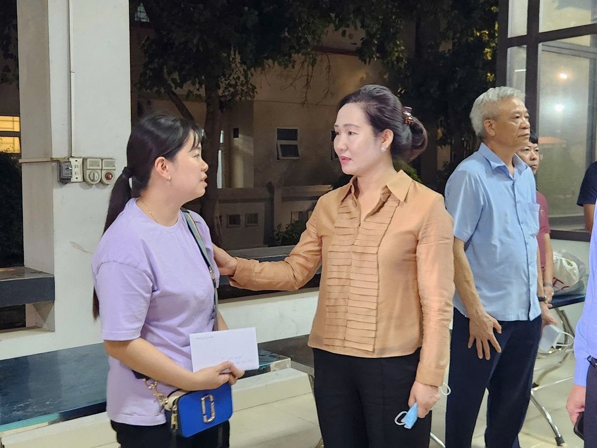 Phó Chủ tịch UBND tỉnh Quảng Ninh Nguyễn Thị Hạnh thăm hỏi, động viên người nhà nạn nhân. Ảnh: Nguyễn Thành.
