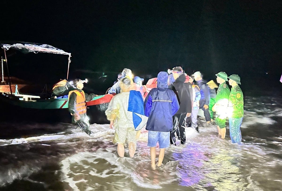 Bộ đội Biên phòng và chính quyền địa phương hỗ trợ ngư dân kéo vào bờ neo đậu an toàn các thuyền đánh cá bị lật. Ảnh: BĐBP cung cấp. Bộ đội Biên phòng và chính quyền địa phương hỗ trợ ngư dân kéo vào bờ neo đậu an toàn các thuyền đánh cá bị lật. Ảnh: BĐBP cung cấp.