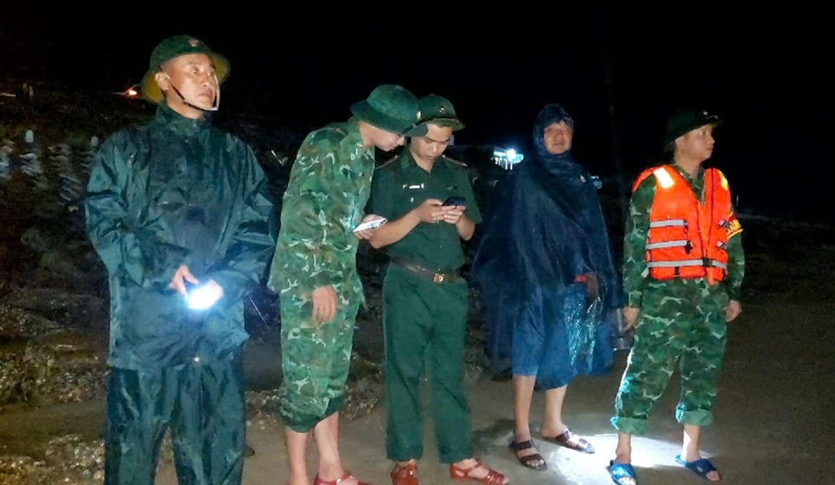 Công tác cứu hộ gặp nhiều khó khăn do trời tối, sóng to. Ảnh: Hưng Phúc.