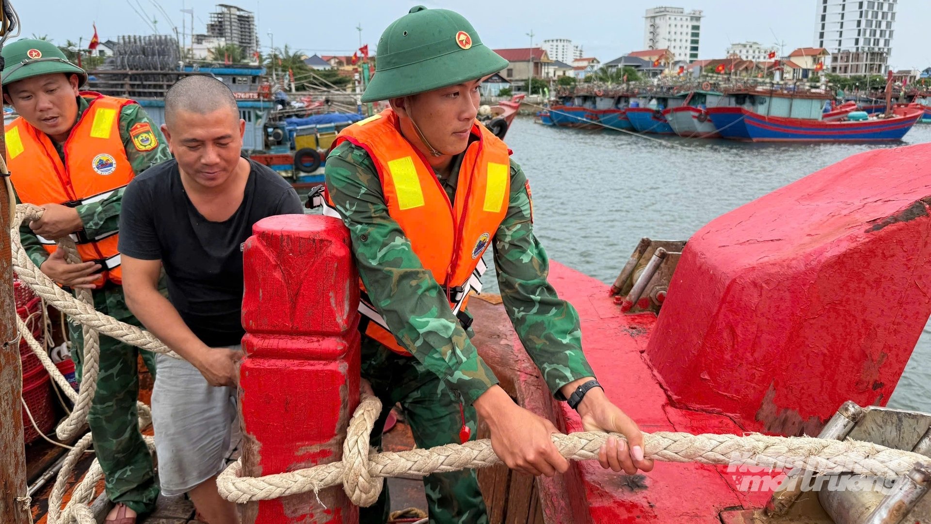 Các chiến sĩ hỗ trợ ngư dân khẩn trương neo đậu tàu thuyền, ứng phó với bão số 3 (WIPHA). Ảnh: T. Đức. Các chiến sĩ hỗ trợ ngư dân khẩn trương neo đậu tàu thuyền, ứng phó với bão số 3 (WIPHA). Ảnh: T. Đức.