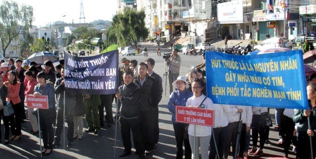 Tổ chức các buổi lễ mít - tinh, tuyên truyền phòng chống tác hại của thuốc lá của các sở ngành tỉnh Lâm Đồng. Ảnh: DL. Tổ chức các buổi lễ mít - tinh, tuyên truyền phòng chống tác hại của thuốc lá của các sở ngành tỉnh Lâm Đồng. Ảnh: DL.