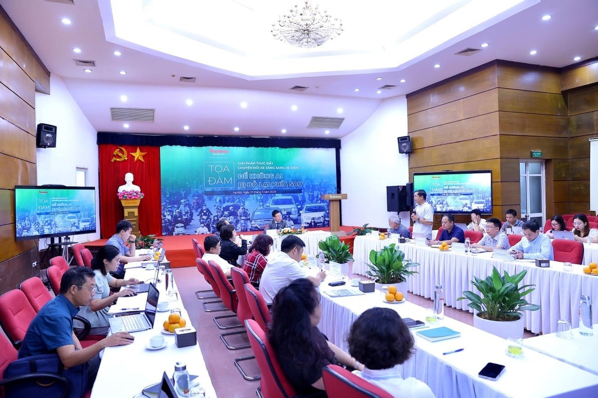Báo Tiền Phong tổ chức Tọa đàm Chuyển đổi xe xăng sang xe điện: Để không ai bị bỏ lại phía sau. Ảnh: Nguyễn Thủy. Báo Tiền Phong tổ chức Tọa đàm Chuyển đổi xe xăng sang xe điện: Để không ai bị bỏ lại phía sau. Ảnh: Nguyễn Thủy.
