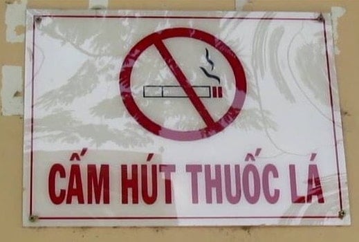 Biển cấm hút thuốc được các sở, ngành tỉnh Lâm Đồng gắn ở các lối đi, cầu thang để tuyên truyển cho cán bộ. Ảnh: DL. Biển cấm hút thuốc được các sở, ngành tỉnh Lâm Đồng gắn ở các lối đi, cầu thang để tuyên truyển cho cán bộ. Ảnh: DL.