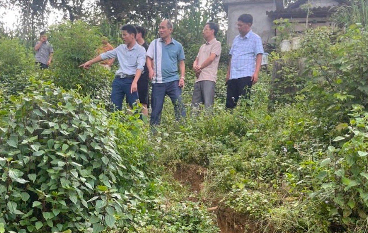 Sở Nông nghiệp và Môi trường tỉnh Lai Châu cùng xã Sìn Hồ kiểm tra thực địa điểm sạt lở tại bản Sìn Hồ Dao. Ảnh: H.Đ.