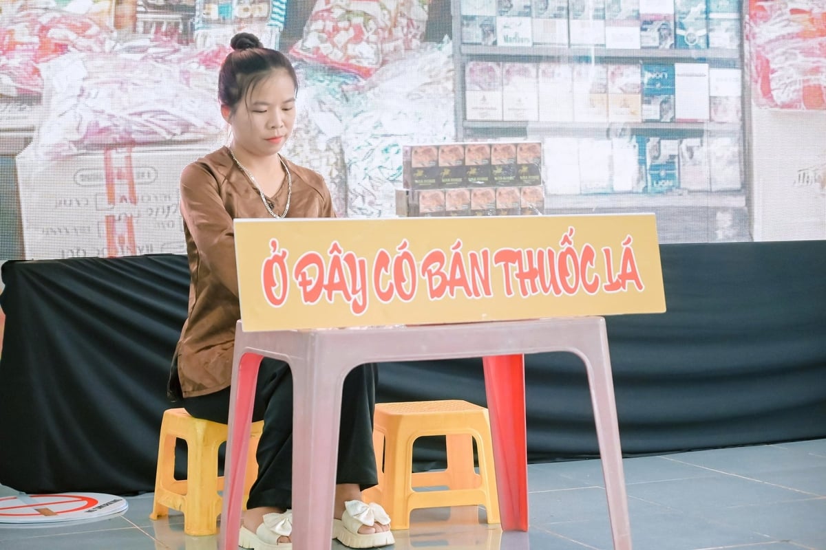 Một trong những tiết mục tiểu phẩm hài của các em học sinh trường cấp 3 Gia Nghĩa, Lâm Đồng nói về nạn mua bán thuốc lá ngay trước cổng trường học. Ảnh: Phạm Hoài. Một trong những tiết mục tiểu phẩm hài của các em học sinh trường cấp 3 Gia Nghĩa, Lâm Đồng nói về nạn mua bán thuốc lá ngay trước cổng trường học. Ảnh: Phạm Hoài.