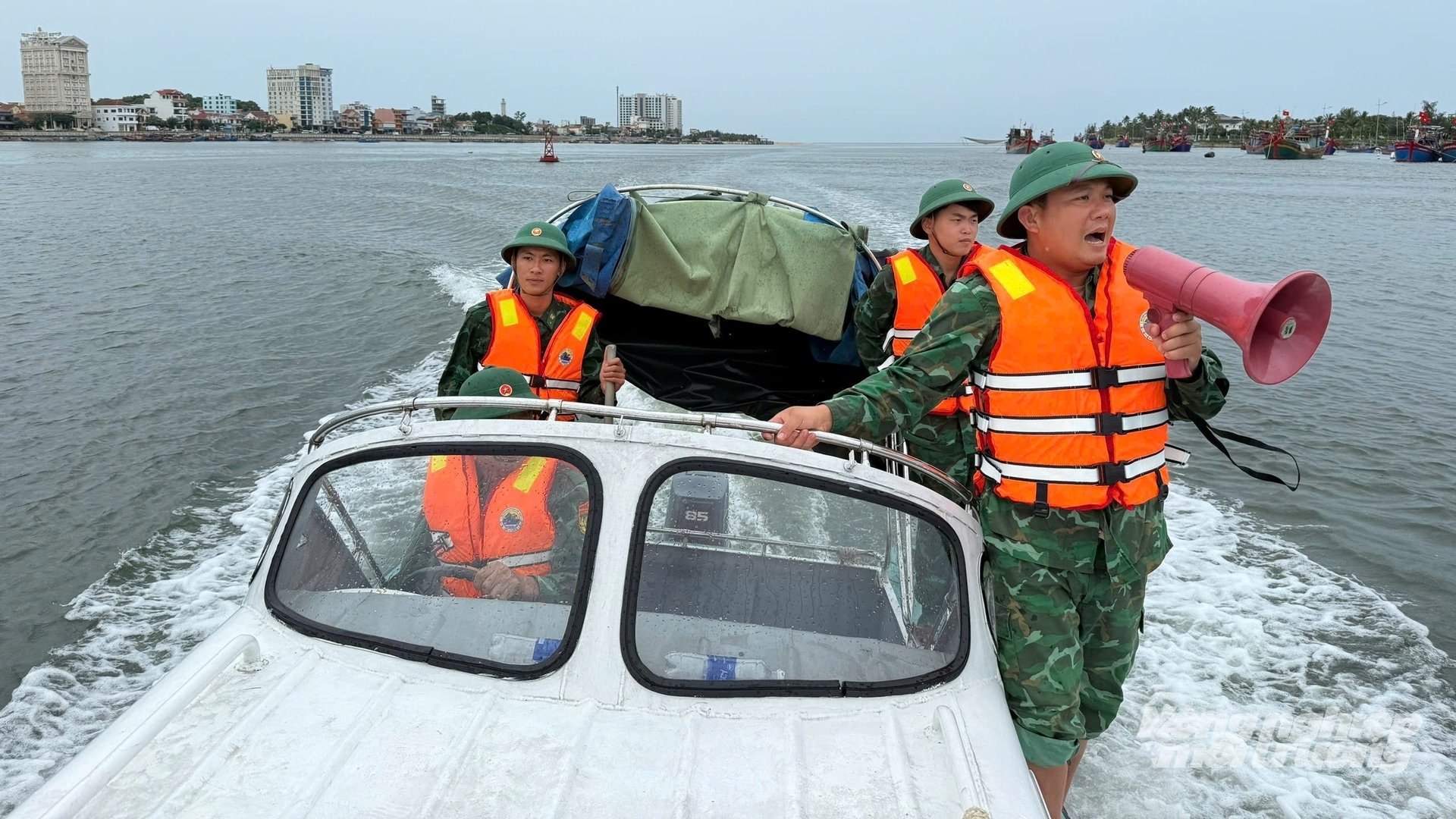 Lực lượng Bộ đội Biên phòng tỉnh Quảng Trị tích cực kêu gọi tàu thuyền vào nơi tránh trú an toàn. Ảnh: T. Đức. Lực lượng Bộ đội Biên phòng tỉnh Quảng Trị tích cực kêu gọi tàu thuyền vào nơi tránh trú an toàn. Ảnh: T. Đức.