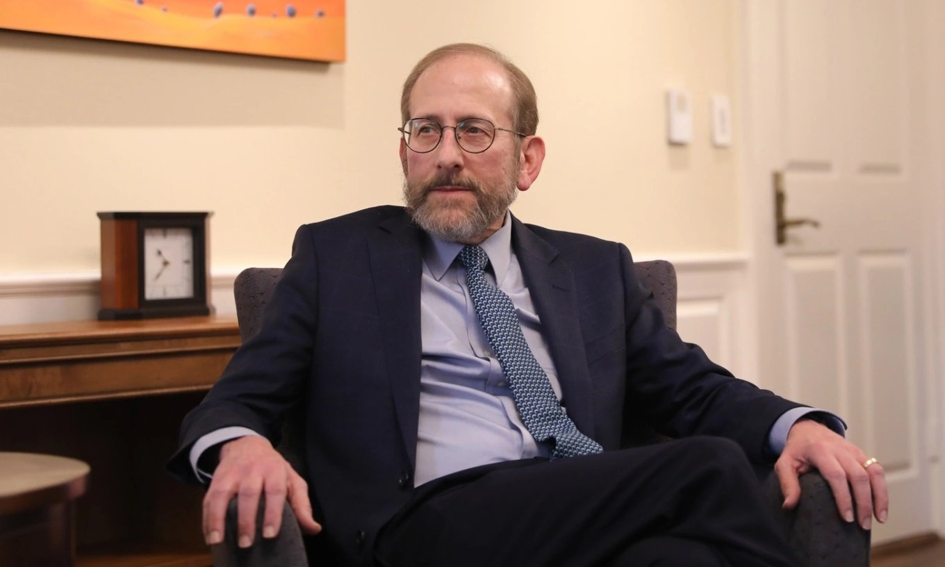 Hiệu trưởng Đại học Harvard Alan Garber cảnh cáo hàng trăm dự án nghiên cứu có nguy cơ bị đình trệ nếu phán quyết không đứng về phía Harvard. Ảnh: Harvard Crimson. Hiệu trưởng Đại học Harvard Alan Garber cảnh cáo hàng trăm dự án nghiên cứu có nguy cơ bị đình trệ nếu phán quyết không đứng về phía Harvard. Ảnh: Harvard Crimson.