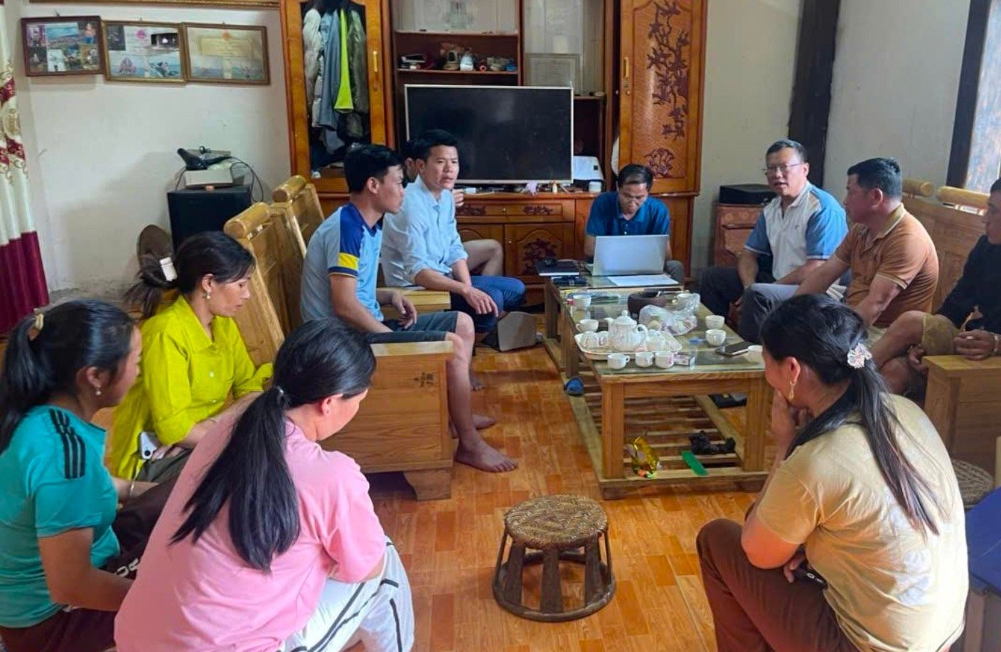 Chính quyền địa phương tuyên truyền để người dân bản Sìn Hồ Dao di dời đến nơi an toàn. Ảnh: H.Đ.