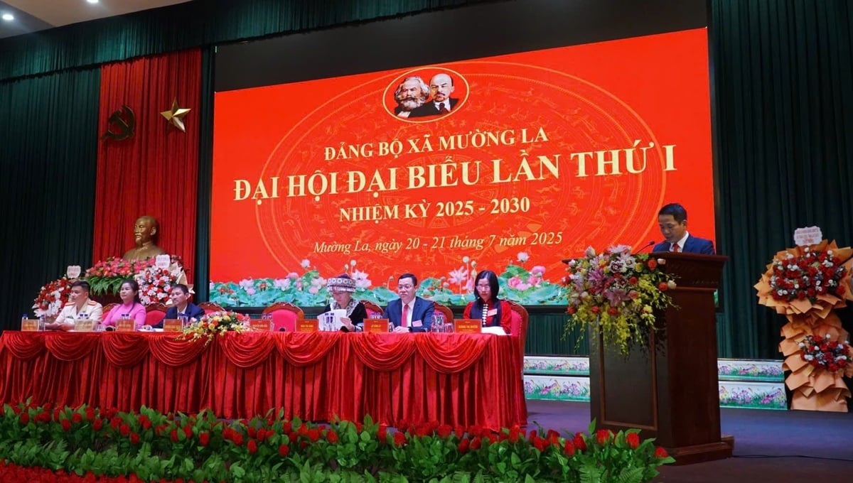 Đoàn đại biểu lên điều khiển đại hội. Ảnh: Đức Bình. Đoàn đại biểu lên điều khiển đại hội. Ảnh: Đức Bình.