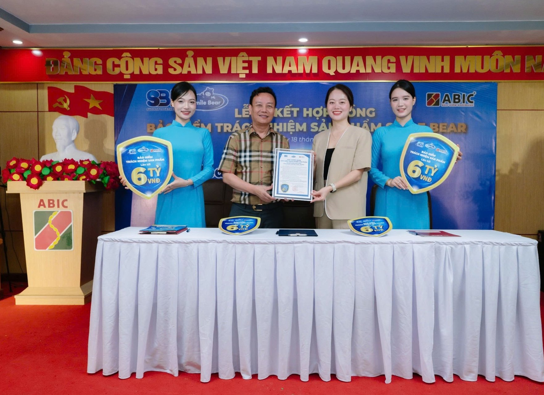 Ông Nguyễn Mạnh Cường - Giám đốc Bảo hiểm Agribank chi nhánh Thăng Long trao chứng nhận bảo hiểm trách nhiệm sản phẩm cho bà Bà Lương Thị Thái Ninh - Chủ tịch HĐQT Công ty CP Tập đoàn SBI. Ảnh: ABIC. Ông Nguyễn Mạnh Cường - Giám đốc Bảo hiểm Agribank chi nhánh Thăng Long trao chứng nhận bảo hiểm trách nhiệm sản phẩm cho bà Bà Lương Thị Thái Ninh - Chủ tịch HĐQT Công ty CP Tập đoàn SBI. Ảnh: ABIC.