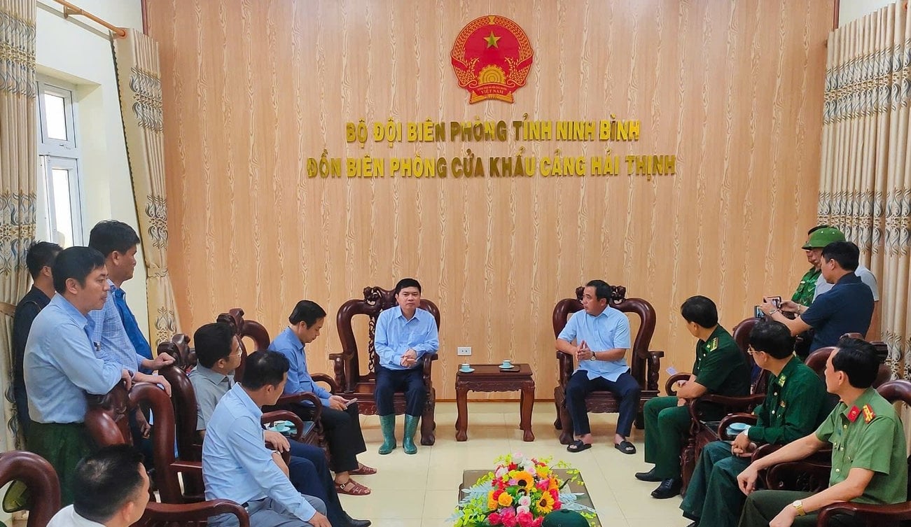 Quyền Bộ trưởng Trần Đức Thắng và Bí thư Tỉnh ủy Ninh Bình Trương Quốc Huy làm việc tại Đồn Biên phòng Cửa khẩu cảng Hải Thịnh, Ninh Bình, ngày 21/7. Quyền Bộ trưởng Trần Đức Thắng và Bí thư Tỉnh ủy Ninh Bình Trương Quốc Huy làm việc tại Đồn Biên phòng Cửa khẩu cảng Hải Thịnh, Ninh Bình, ngày 21/7.