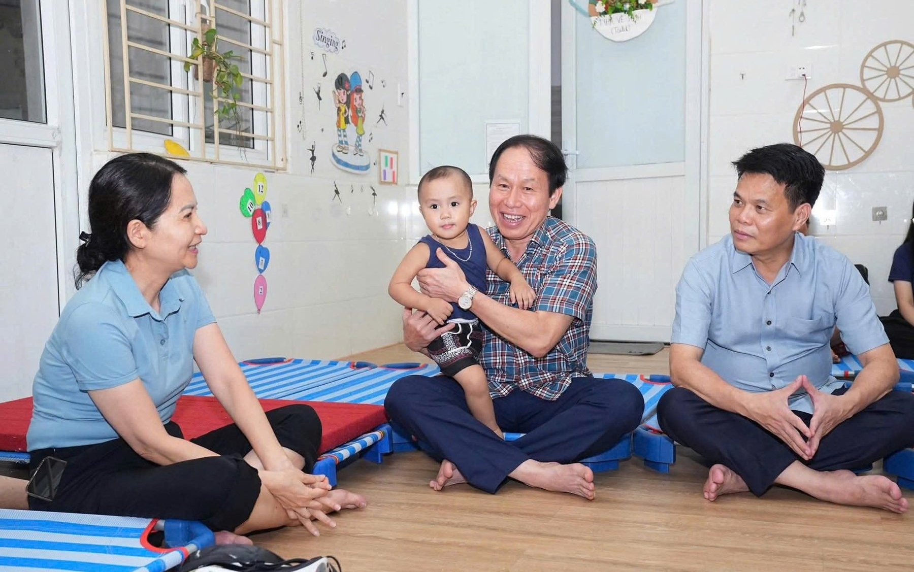 Ông Lê Tiến Châu - Bí thư Thành ủy Hải Phòng (đang bế cháu bé) cùng tân Chủ tịch UBND TP Hải Phòng Lê Ngọc Châu thăm, động viên tặng quà người dân tạm lánh bão Wipha trên địa bàn phường Ngô Quyền.