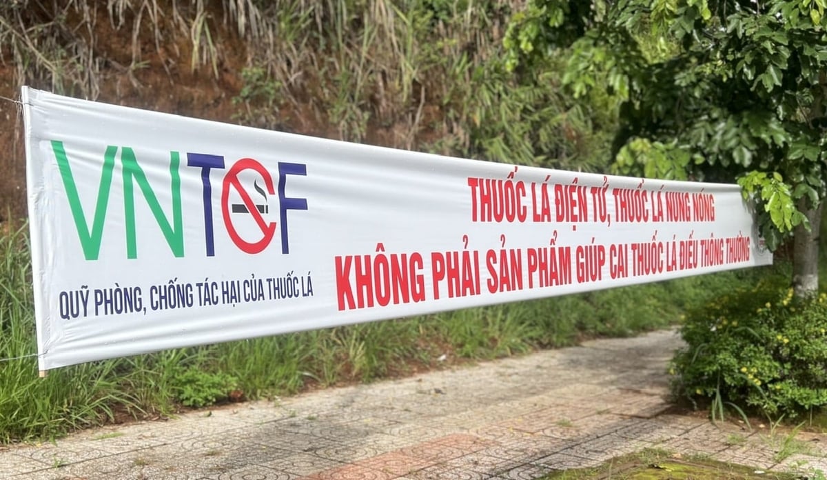 Nhiều băng rôn với khẩu hiệu được ngành chức năng treo dọc các tuyến đường của tỉnh Lâm Đồng để tuyên truyền người dân về tác hại của thuốc lá điện tử. Ảnh: Phạm Hoài. Nhiều băng rôn với khẩu hiệu được ngành chức năng treo dọc các tuyến đường của tỉnh Lâm Đồng để tuyên truyền người dân về tác hại của thuốc lá điện tử. Ảnh: Phạm Hoài.