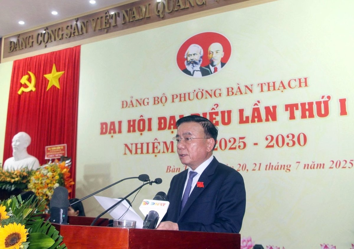 Ủy viên Bộ Chính trị, Thường trực Ban bí thư Trần Cẩm Tú đề nghị phường Bàn Thạch (TP Đà Nẵng) tập trung định hình không gian phát triển mới, tận dụng lợi thế để đẩy mạnh phát triển kinh tế, nâng cao đời sóng cho người dân. Ảnh: L.K. Ủy viên Bộ Chính trị, Thường trực Ban bí thư Trần Cẩm Tú đề nghị phường Bàn Thạch (TP Đà Nẵng) tập trung định hình không gian phát triển mới, tận dụng lợi thế để đẩy mạnh phát triển kinh tế, nâng cao đời sóng cho người dân. Ảnh: L.K.