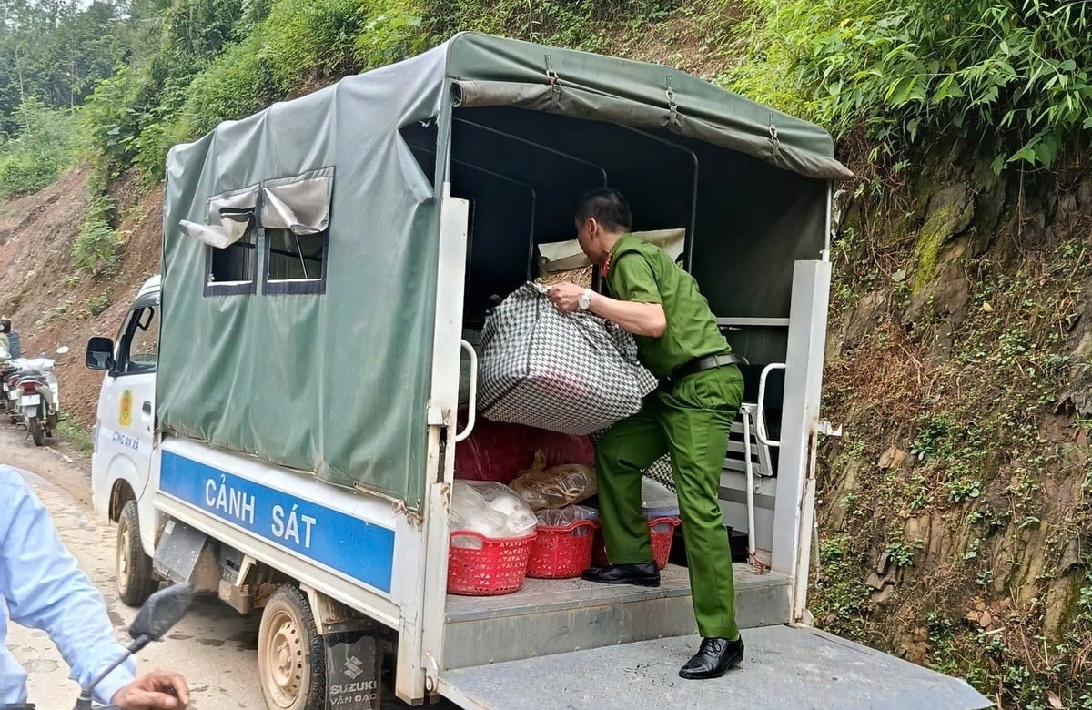 Công an tỉnh Thái Nguyên hỗ trợ người dân di chuyển vật dụng gia đình khỏi khu vực nguy hiểm. Ảnh: Quang Linh. Công an tỉnh Thái Nguyên hỗ trợ người dân di chuyển vật dụng gia đình khỏi khu vực nguy hiểm. Ảnh: Quang Linh.