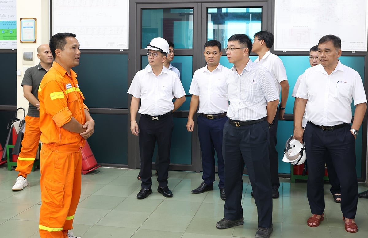 Tổng giám đốc EVNNPT Phạm Lê Phú (Đứng thứ 2 bên phải) kiểm tra và nghe báo cáo công tác vận hành tại TBA 500kV Quảng Ninh. Ảnh: EVNNPT. Tổng giám đốc EVNNPT Phạm Lê Phú (Đứng thứ 2 bên phải) kiểm tra và nghe báo cáo công tác vận hành tại TBA 500kV Quảng Ninh. Ảnh: EVNNPT.