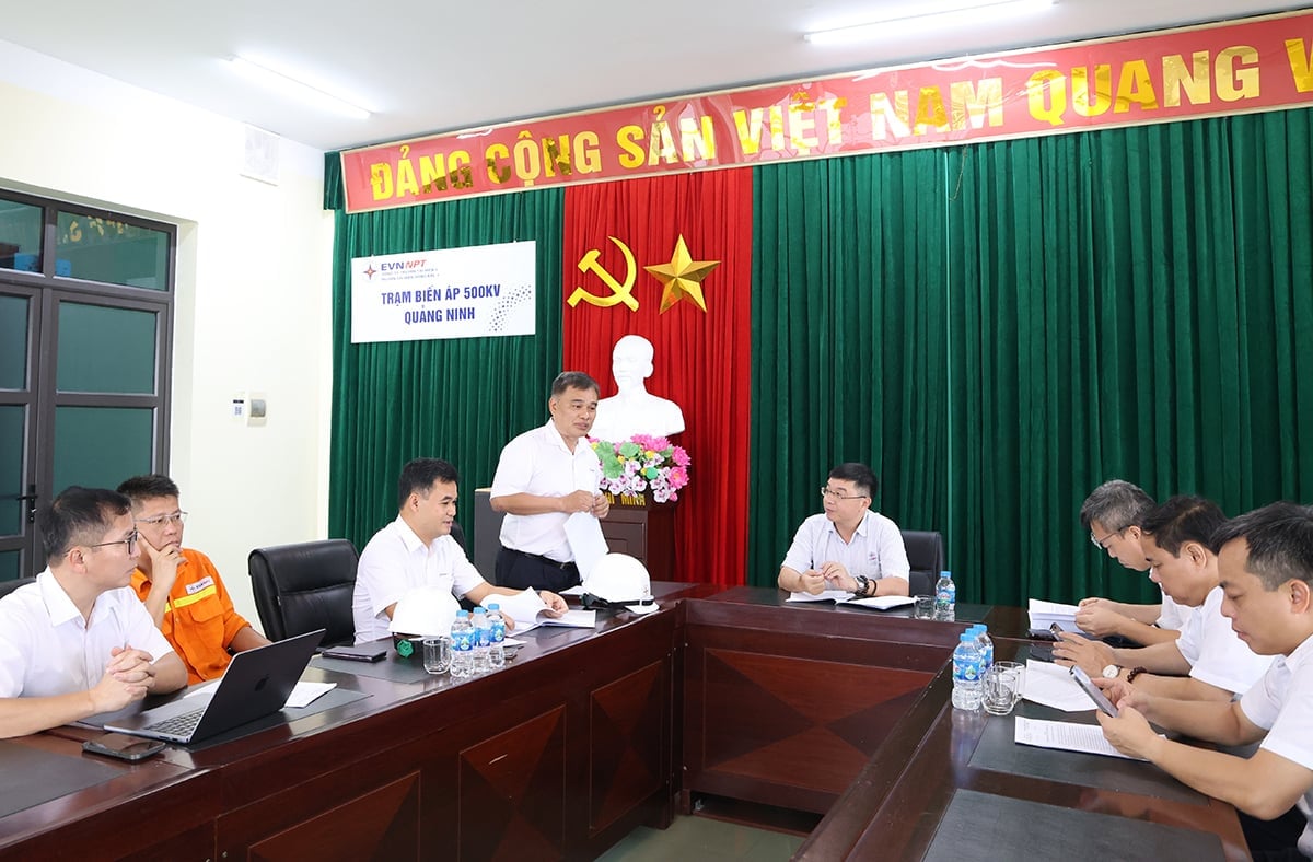 Tổng giám đốc EVNNPT Phạm Lê Phú nghe lãnh đạo Công ty Truyền tải điện 1 báo cáo nhanh về công tác ứng phó bão số 3. Ảnh: EVNNPT. Tổng giám đốc EVNNPT Phạm Lê Phú nghe lãnh đạo Công ty Truyền tải điện 1 báo cáo nhanh về công tác ứng phó bão số 3. Ảnh: EVNNPT.